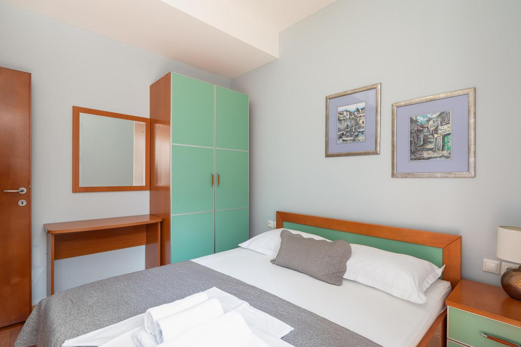 Brkic Apartments With Private Parking Makarska Cameră foto